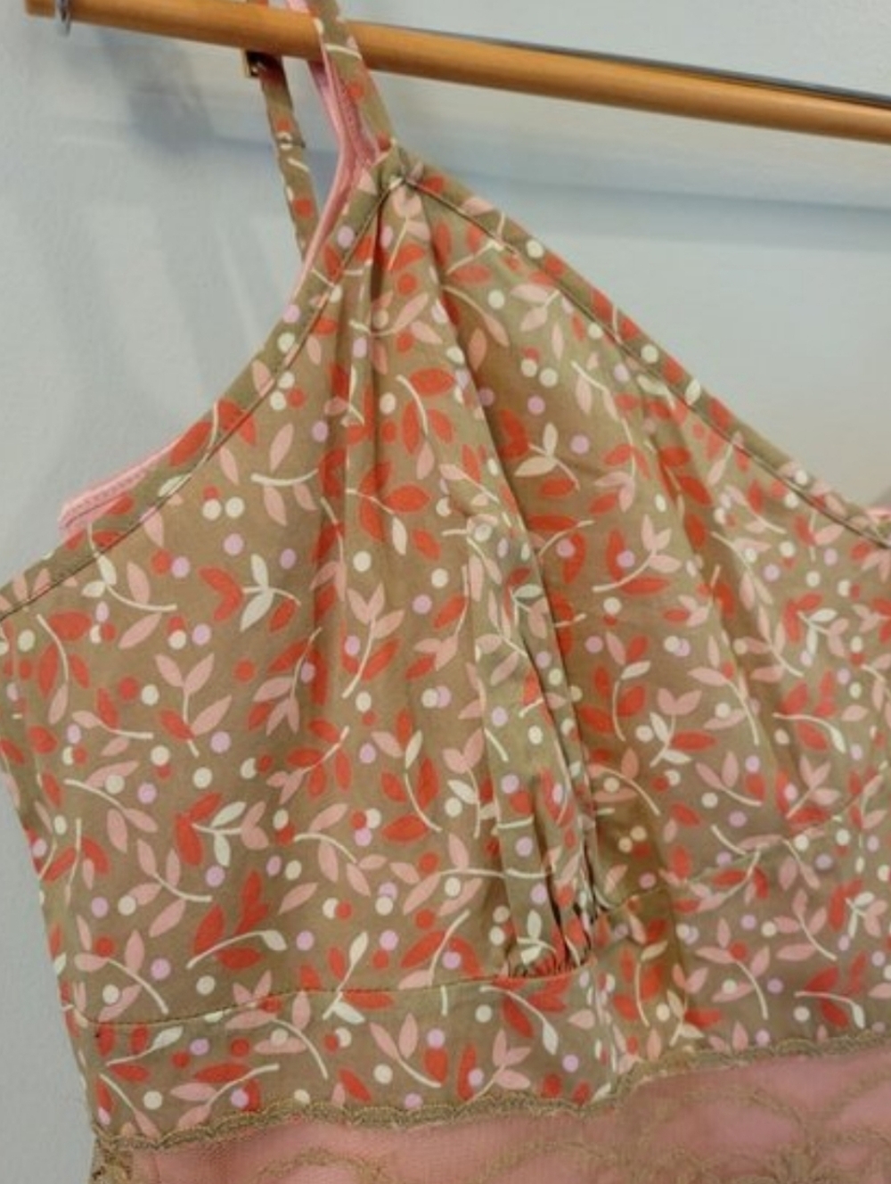 Y2K Lace-Trim Pink Spaghetti Strap Cami Top With Pearl Back Detail - Picture 4 of 8